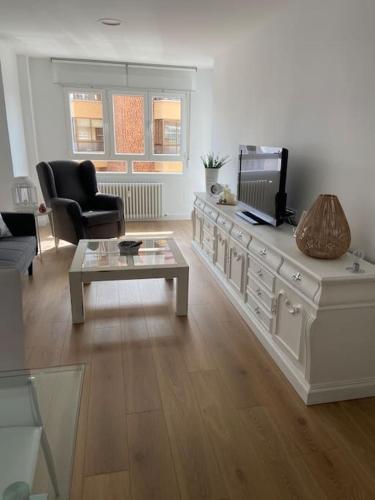 a living room with a couch and a table at Leonmisol in León