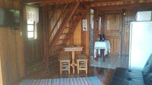 ein Zimmer mit einer Holztreppe in einem Haus in der Unterkunft Pousada Recanto Varanda do Sol in Joanópolis