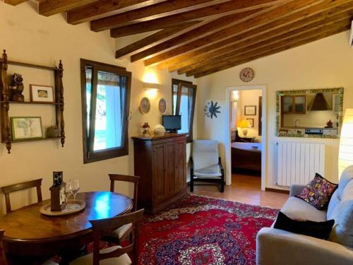 un soggiorno con divano e tavolo di Casale Collecchio Siena a Siena