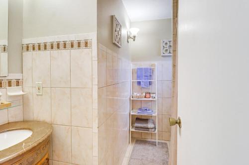 Ένα μπάνιο στο District Heights Studio about 12 Mi to National Mall!