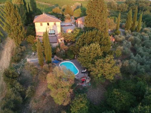 eine Luftansicht eines Hauses mit Pool in der Unterkunft Podere Massoli in San Casciano in Val di Pesa