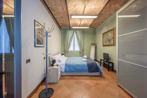 1 dormitorio con cama azul y techo en Modena Palace Suite [Duomo - 5 Stelle], en Módena
