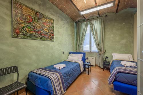 Habitación con 2 camas y una pintura en la pared. en Modena Palace Suite [Duomo - 5 Stelle], en Módena