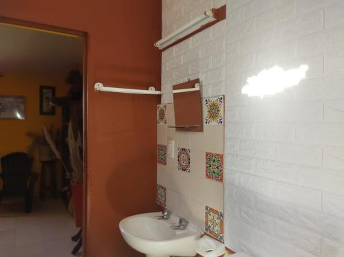 y baño con aseo y lavamanos. en El REFUGIO DE KARIM en San Rafael
