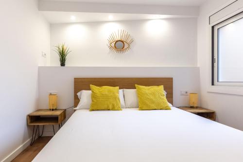 Postel nebo postele na pokoji v ubytování Picasso Suites Cornellá