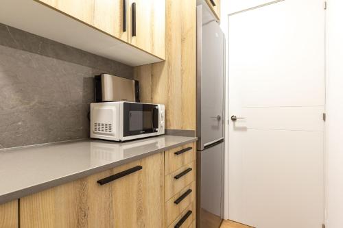 Kuchyň nebo kuchyňský kout v ubytování Picasso Suites Cornellá