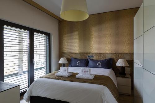 1 dormitorio con 1 cama grande y 2 almohadas en Villa Doria, en Luxemburgo