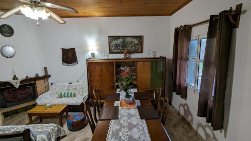 uma sala de estar com uma mesa e um sofá em Villa Messavrisi em Halikounas