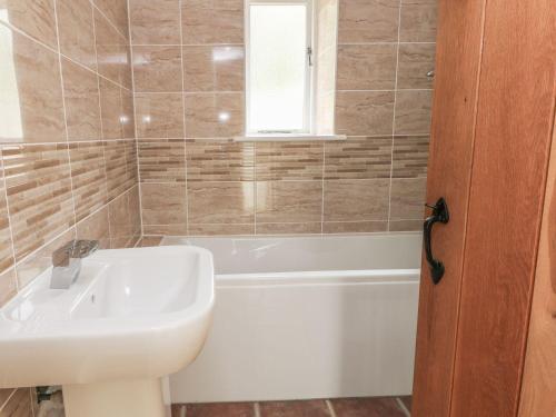 a bathroom with a sink and a tub and a toilet at Skipper in Lancaster