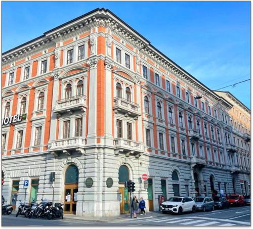 un gran edificio en la esquina de una calle en CELLINI HOME, en Trieste