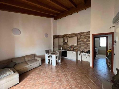 a living room with a couch and a kitchen at ERIK 31Appartamento confortevole in Marzano