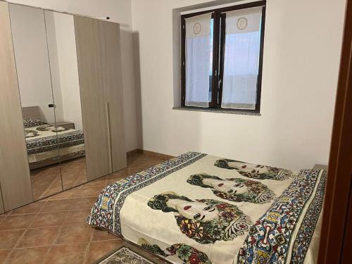 的住宿－ERIK 31Appartamento confortevole，一间卧室配有一张床和镜子
