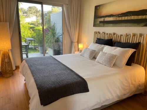 サン・ラファエルにあるLa Terrasse de Santa Luciaのベッドルーム1室(大きな白いベッド1台、枕2つ付)
