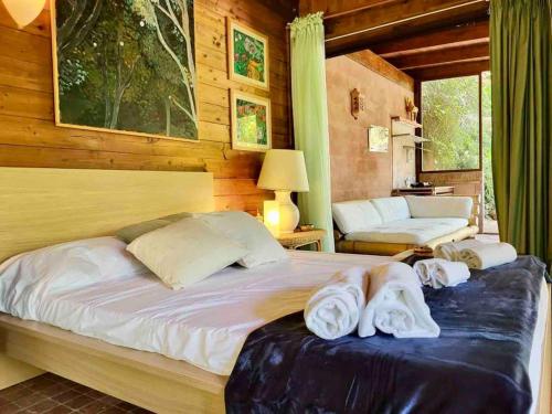 una camera da letto con un letto e asciugamani di Lo Chalet d'Argento a Porto Ercole
