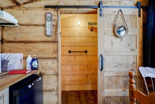 a door leading to a kitchen in a tiny house at Your Cozy Cabin Retreat in Saint-Rémi-dʼAmherst