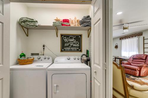 una cocina con lavadora y secadora en una casa pequeña en Dog-Friendly North Carolina Abode with Deck and Grill! en Marble