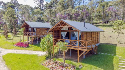 an aerial view of a log cabin in the woods at Villa Estoril in Campina Grande do Sul