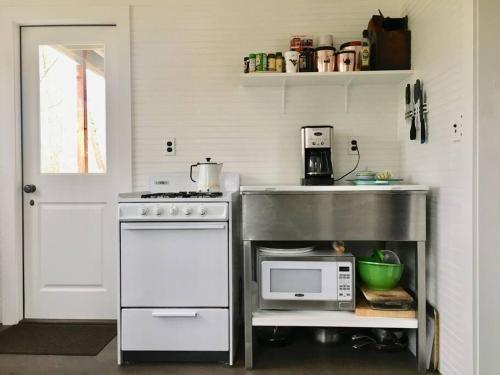 Una cocina o zona de cocina en Historic Farmhouse by Nature Preserve