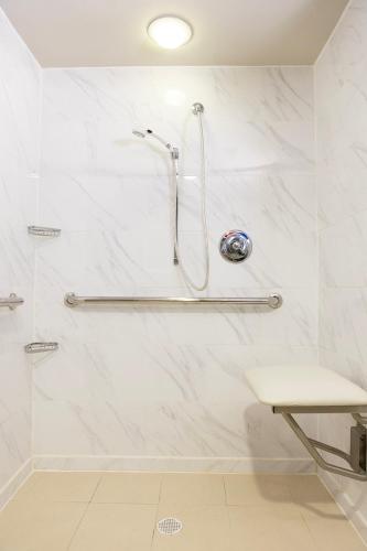 Un baño de Memphis Vitality Hotel