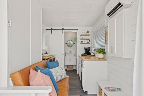 Η κουζίνα ή μικρή κουζίνα στο New Oak Grove-Container Retreat
