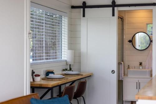 baño con mesa con sillas y lavamanos en New Oak Grove-Container Retreat en Fredericksburg