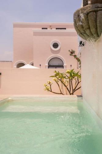 a pool of water with a building in the background at Increíble Loft en Centro Histórico de Guadalajara in Guadalajara