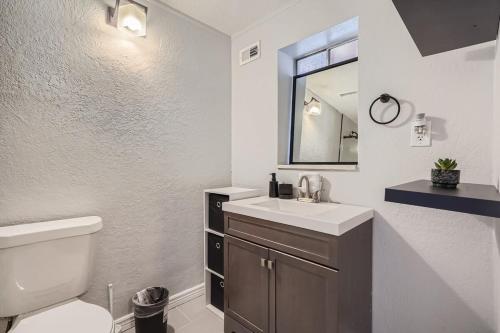 Ένα μπάνιο στο 2BR Wellness Retreat in Arvada