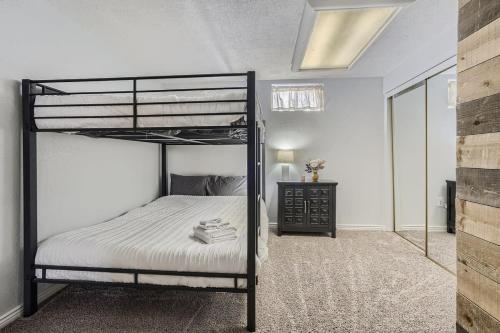 1 dormitorio con litera y vestidor en 2BR Wellness Retreat in Arvada, en Arvada