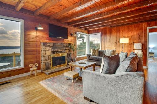 Ruang duduk di Henderson Cabin with Deck and Scenic Lake Views!