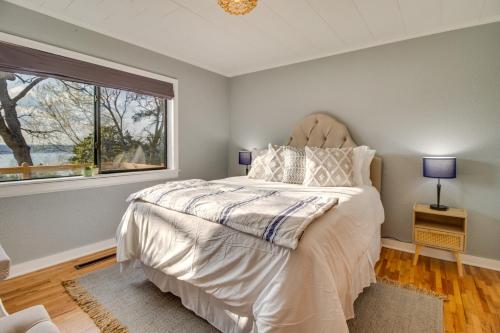 Katil atau katil-katil dalam bilik di Henderson Cabin with Deck and Scenic Lake Views!