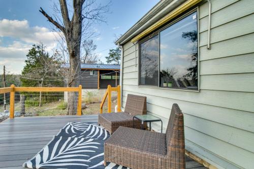 Balkoni atau teres di Henderson Cabin with Deck and Scenic Lake Views!