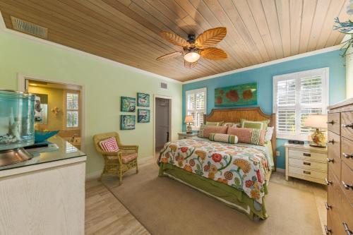um quarto com uma cama e uma ventoinha de tecto em Carefree Cay em Anna Maria