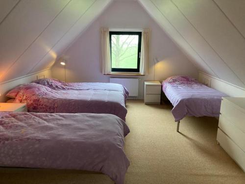 Katil atau katil-katil dalam bilik di Villa Tzummarum - zeer grote tuin - veel privacy !!