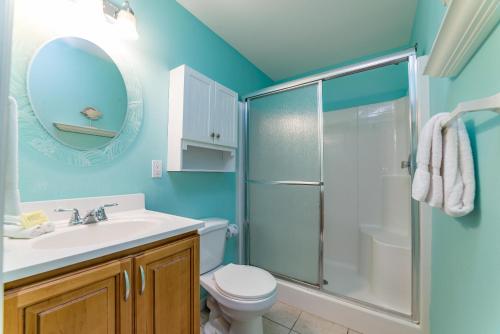 een badkamer met een douche, een toilet en een wastafel bij Bamboo Breeze in Holmes Beach