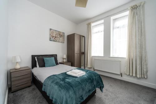 a bedroom with a bed and a window at Cosy 2BR Apartment with Free Street Parking in Frodingham