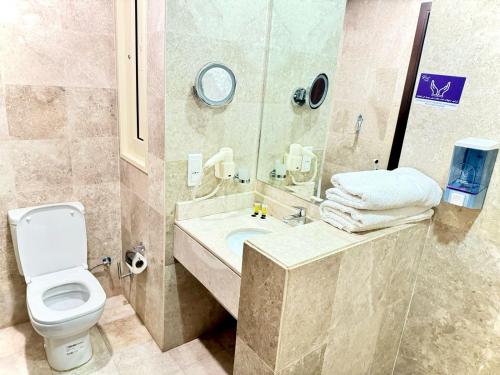 Ett badrum på Rafahya Hotel Makkah فندق رفاهية مكة