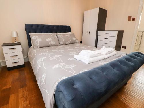 a bedroom with a large bed with a blue couch at Bilbo in Lancaster