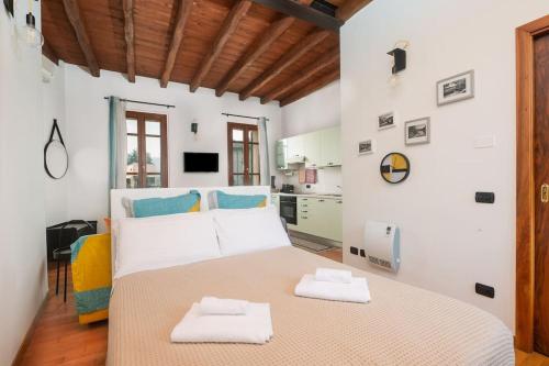 een slaapkamer met een groot bed en 2 handdoeken bij Casa Borghetto 8 Lago di Garda in Valeggio sul Mincio