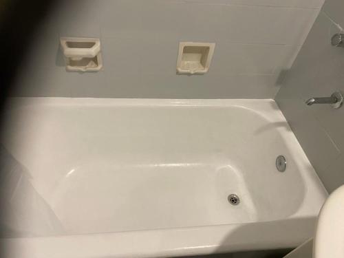 - un lavabo blanc dans la salle de bains à côté des toilettes dans l'établissement 2 ambientes equipado para 4 personas centro de mar del plata, à Mar del Plata