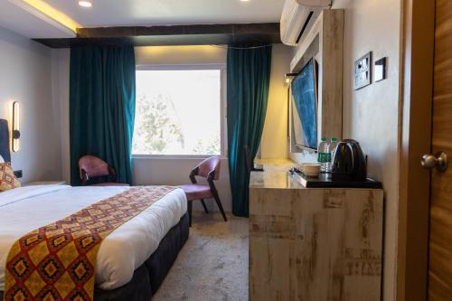 Habitación de hotel con cama y ventana en Bali guest house, en Srinagar