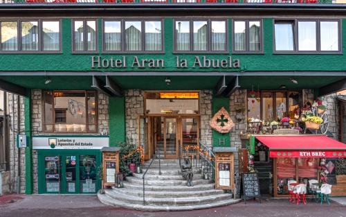 a hotel amazonarmaarmaarmaarmaarma in audula on a street in der Unterkunft Hotel Aran La Abuela in Vielha e Mijaran