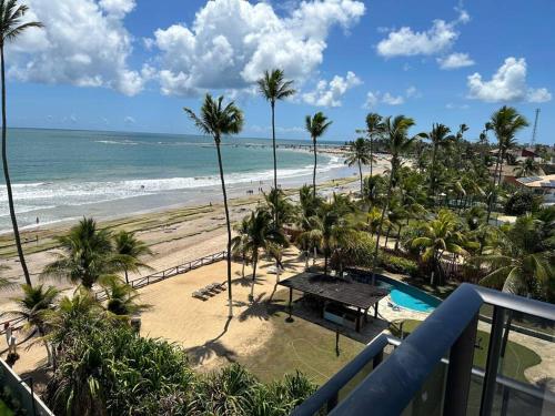 Flat Beira Mar Porto de Galinhas - Pé na areia في بورتو دي غالينهاس: اطلالة على الشاطئ من شرفة المنتجع