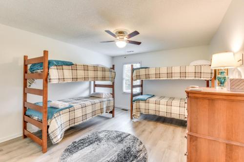 Schlafzimmer mit Etagenbetten und Deckenventilator in der Unterkunft Charming Seneca Home - 3 Mi to Memorial Stadium! in Seneca
