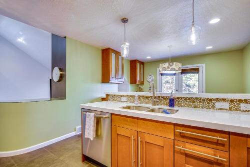 Η κουζίνα ή μικρή κουζίνα στο Modern Townhome with Hot Tub 10 Mi to Snowbird!