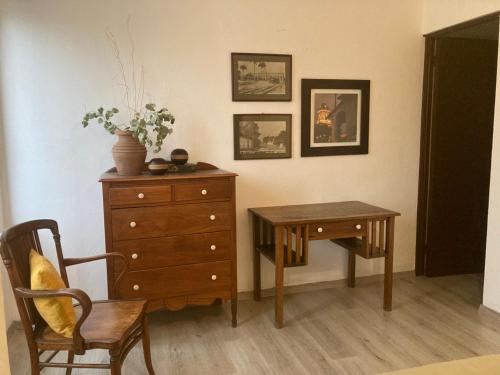 Zimmer mit einer Kommode, einem Tisch und einem Schreibtisch in der Unterkunft Cerca de todo en San Jerónimo in Monterrey