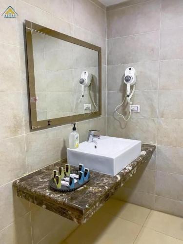 a bathroom with a sink and a mirror at Egypt Pyramids Inn in Cairo