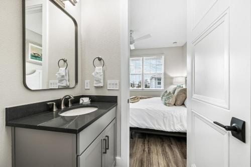 CortezCoastal Escape at Hunter's Point的带水槽的浴室和带床的卧室