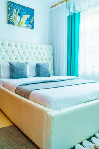 Łóżko lub łóżka w pokoju w obiekcie Diana executive residents