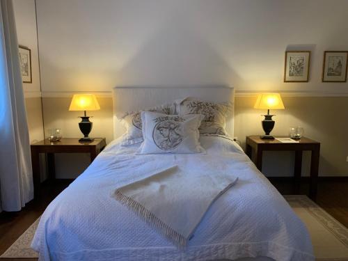 een slaapkamer met een groot wit bed met 2 lampen bij Itha’s secret escape in Langschlag
