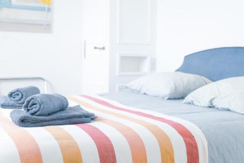 - une chambre avec 2 lits et des serviettes sur le lit dans l'établissement Appartement face à la baie des Sables d'Olonne - 4 à 6 pers, à Les Sables-dʼOlonne